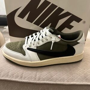 Nike Men's Green and White Sneakers